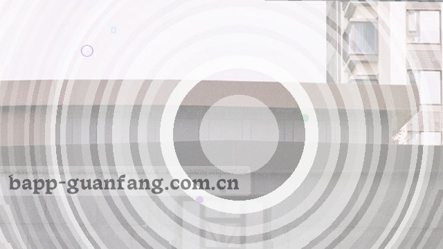 她低头认真写着快递单，手机屏幕还亮着。